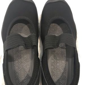 Keen Girls size 3 Mary Jane flats